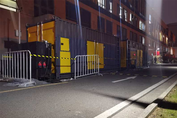 龙江柴油发电机组的输出电压是如何调节的？